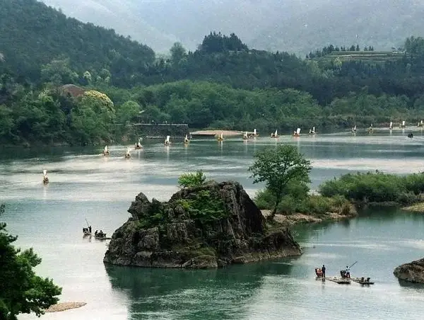 楠溪川の水は蛇行し、山岩と峡谷は息をのむほど美しい