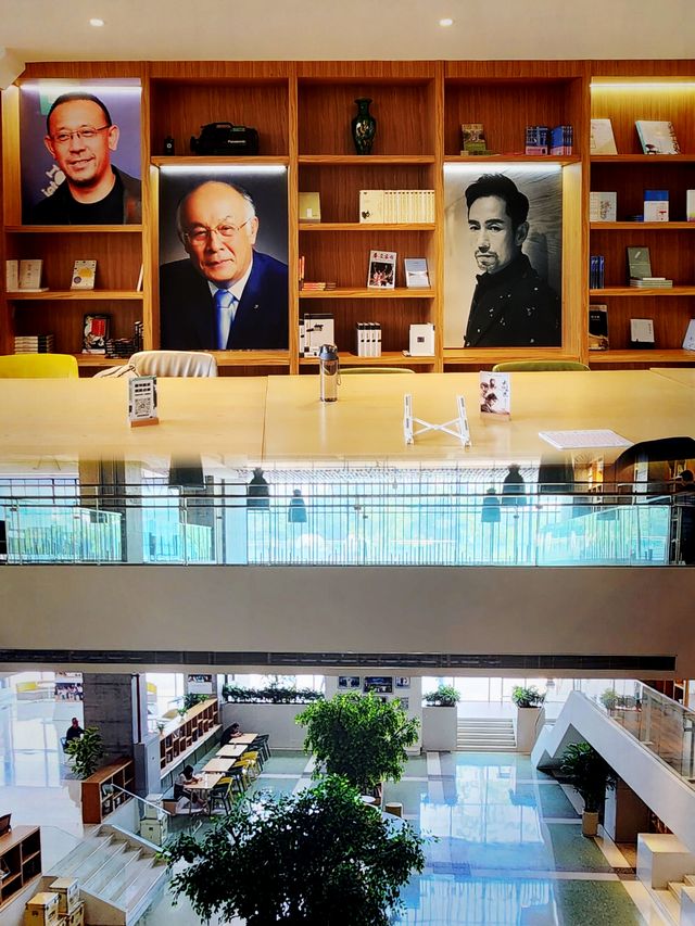西影大廈有一個以電影之名點亮一城書香的影屋