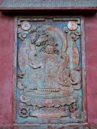 這座康熙敕建的皇家寺院，有著絕美的藏傳佛教石雕