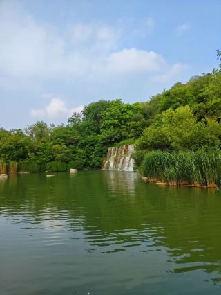 Jiuzhaigou is divided into different valleys, and one of them is the Jinlong Lake in Xuzhou