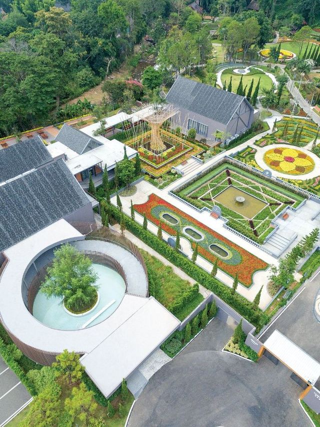 🌸 Chiang Mai's Floral Paradise: Flora Creek 🏞️