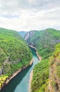 銅仁大峽谷：夏日清涼之旅的瑰寶
