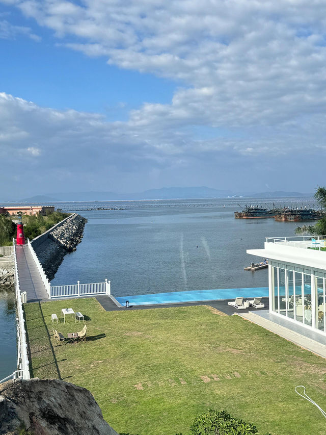 不在國外在南澳新晉絕美海景民宿（Live圖）||純白色的立體幾何建築 彷彿來到愛琴海 民宿背靠山。