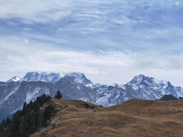 天山天池：登頂燈杆山，相望博格達峰。