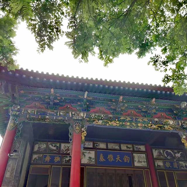寶雞城隍廟 香煙裊繞禱聲響，信徒虔誠禮拜頻。