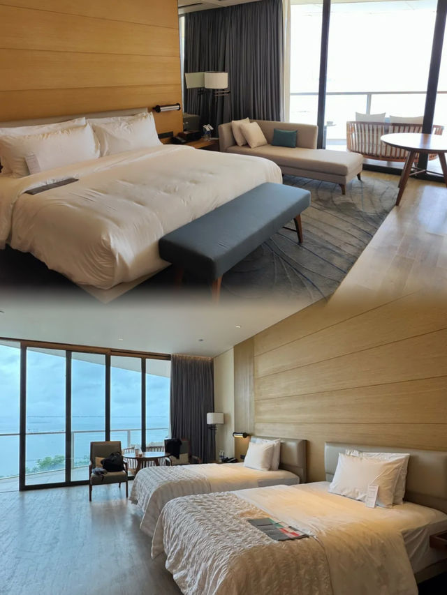 酒店位於風景優美的海灣旁，酒店周圍綠樹成蔭，環境優雅。