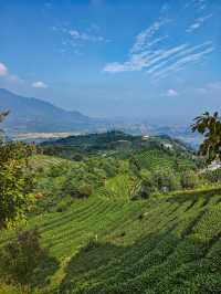 峨眉山最美湖景溫泉，還能眺望峨眉山金頂。