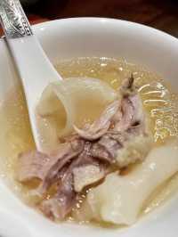 美容養顏來碗土雞燉花膠。