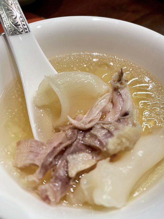 美容養顏來碗土雞燉花膠。