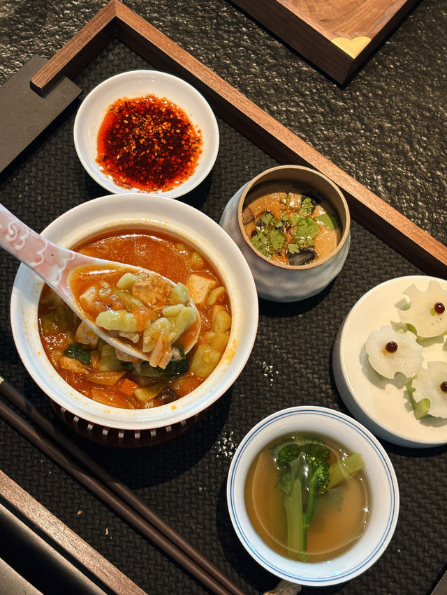 西安首店！60,000片金箔打造的空中茶館