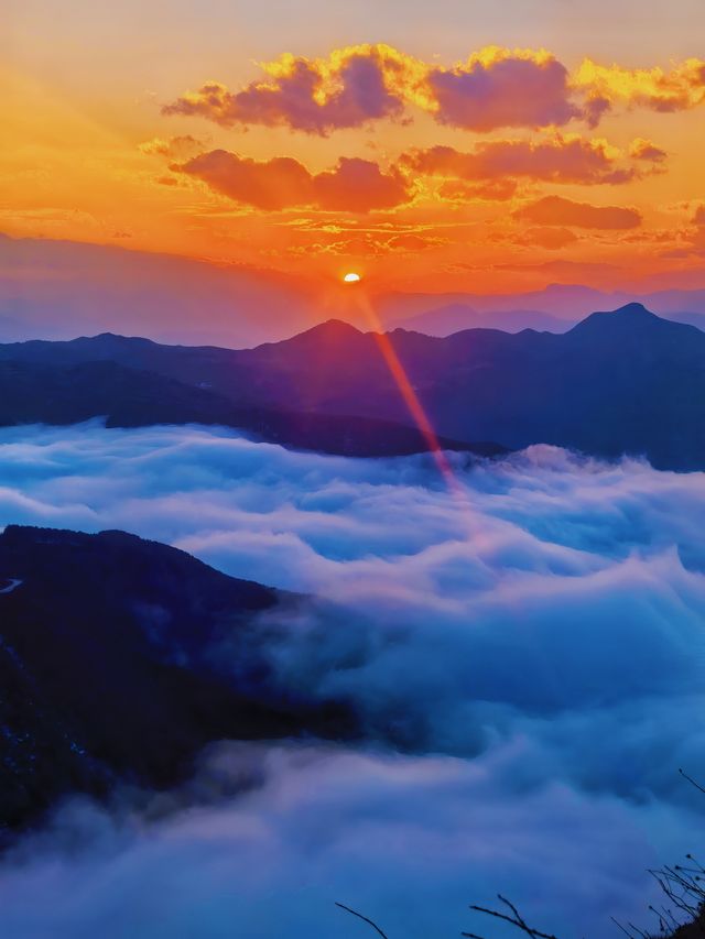 昭通有個奇特嘅地方，山巒景色秀麗，雲霞互相依偎