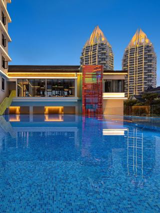 InterContinental Voco: Starlight Night Market with a Prime View of the Golden Pagoda