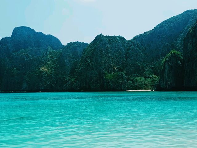 The Enchanting Beauty of Phi Phi Islands: Mesmerising Vibes
