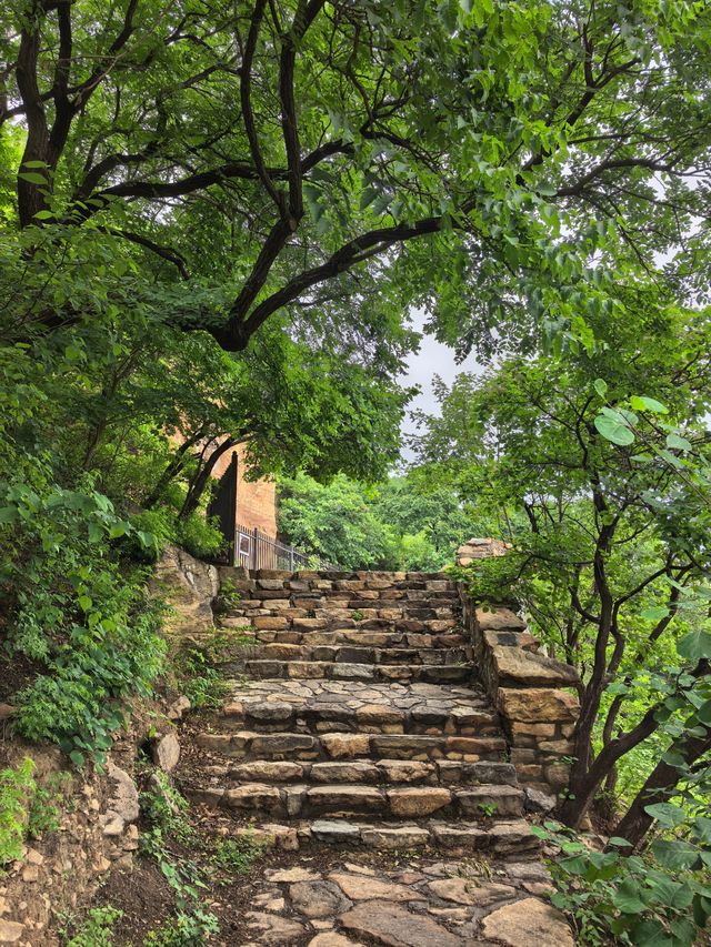 登山，由西山國家森林公園穿越至八大處公園。