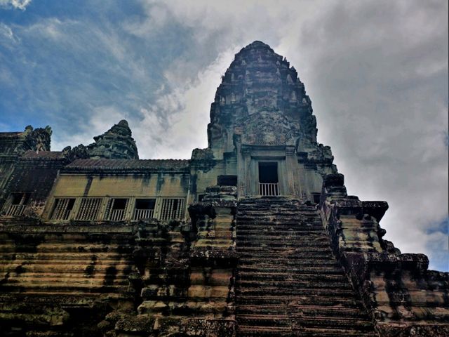 Angkor Wat Bas-relifes: Where Stone Whispers Devotion