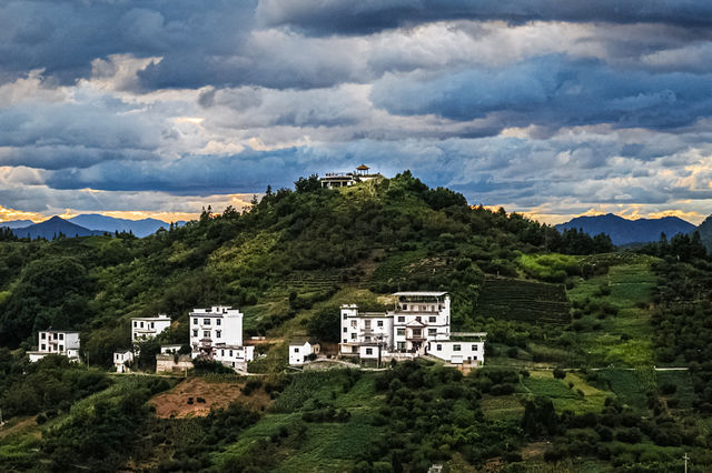 那風雲同遠山，咪就係夢入面嘅徽州老家囉
