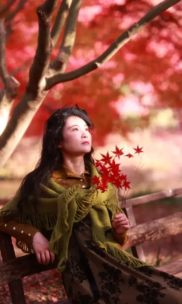 你在人潮擁擠的西湖邊,我在花開海上紅楓自由自在 你在人潮擁擠的西湖邊,我在花開海上紅楓自由自在