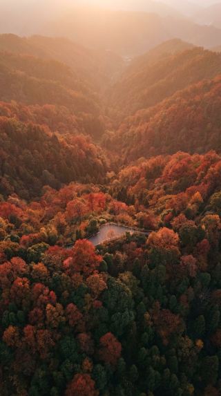 ภูเขากวงหวู่ ซึ่งเป็นที่รู้จักในฐานะ "ภูเขาใบไม้แดงอันดับหนึ่งของจีน" เป็นดินแดนมหัศจรรย์แห่งสี่ฤดู ตั้งอยู่ในอำเภอนานเจียง เมืองปาจง มณฑลเสฉวน ภูเขากวงหวู่เป็นแหล่งท่องเที่ยวระดับ 5A ของประเทศและเป็นอุทยานธรณีโลก