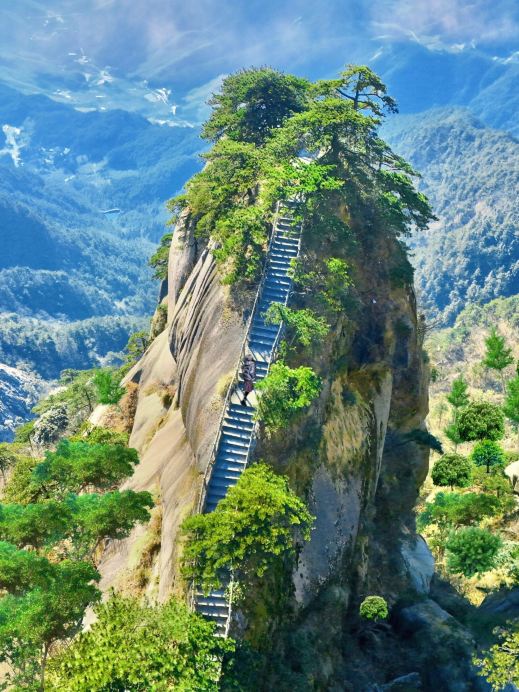 Li Bai didn't lie to me. Compared to Huangshan, I recommend this mountain more