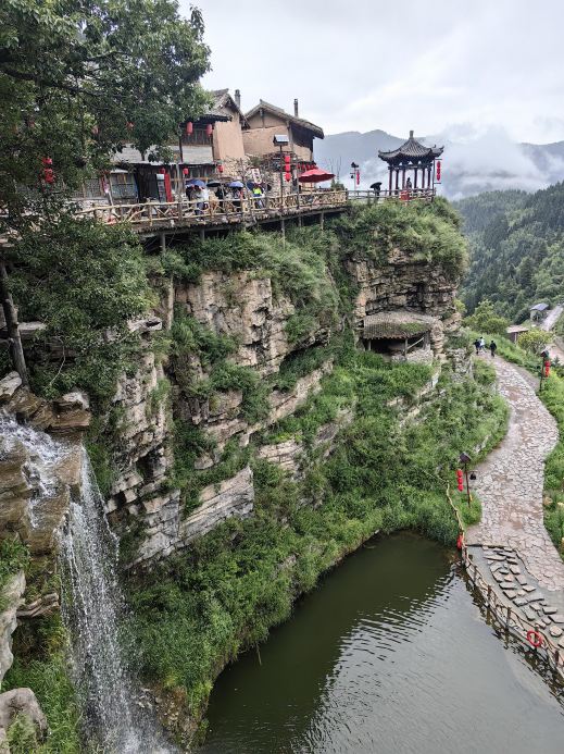 A real-life sky city! A thousand-year-old cliffside village hidden