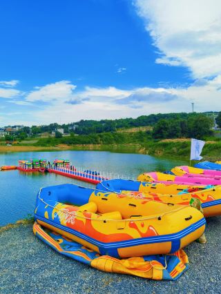 On August 10, Chema Bi Fengxiwan Resort, nestled by the Chema Bi Reservoir in Malong, officially opened. No need to travel far; it's just a 1.5-hour drive from Kunming to reach