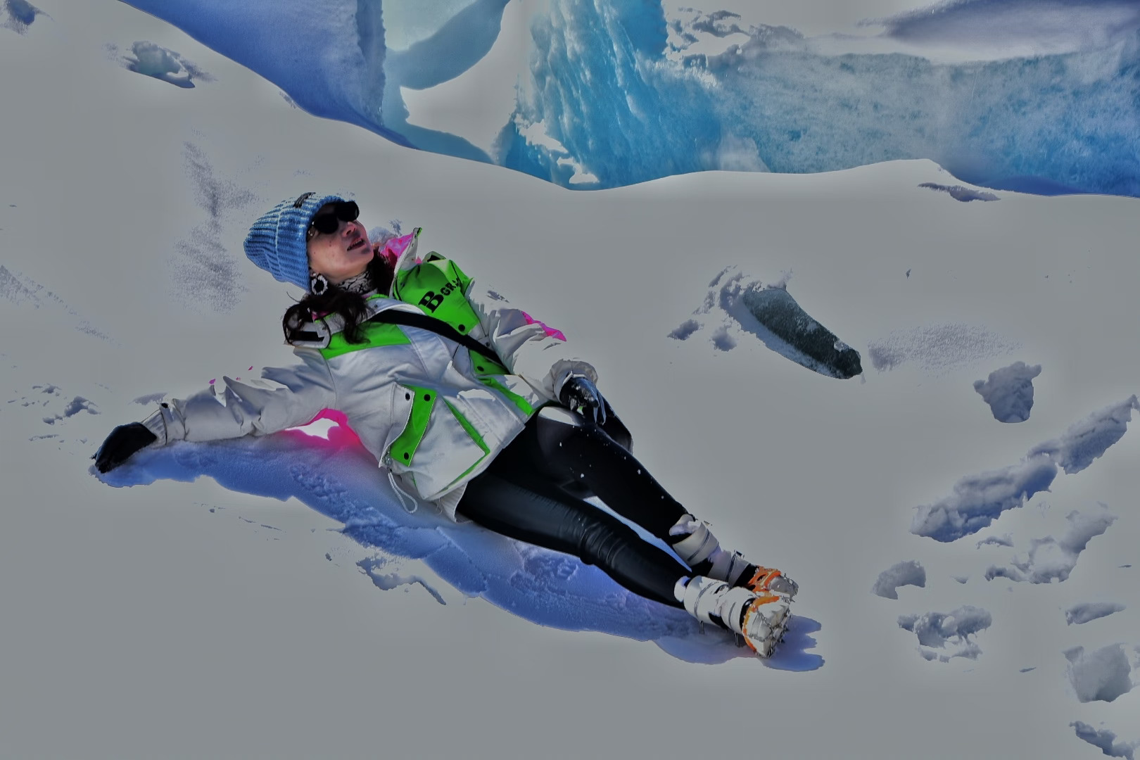 In March 2025, I was fortunate enough to embark on a self-guided trip, flying from Shanghai to Lijiang and traveling along the G318 from Lijiang to Lhasa. At Laigu Glacier in Qamdo, I touched the deep blue, thousand-year-old ice with my own hands. That was also the last year tourists were allowed on the ice; signs of the glacier melting were visible everywhere, and warning fences were set up all around.
In 2026, Laigu Glacier was completely closed off, and tourists have been prohibited from stepping on the ice ever since.
Many magnificent landscapes are disappearing at a speed visible to the naked eye.
We have seen them, and we are witnessing their changes.
Respect the snow-capped mountains and glaciers, and pray for Gyirong.🙏