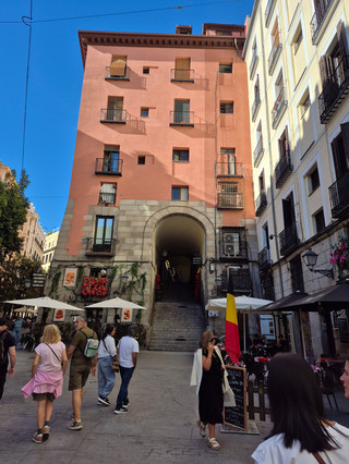 La Latina: A Charming Neighborhood Filled with Warmth and Beauty