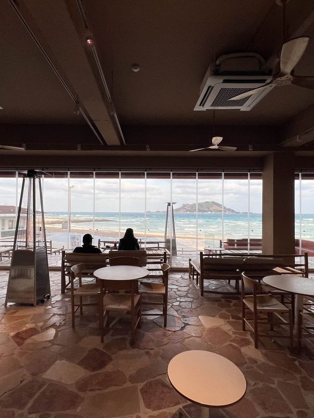 제주바다가 그림처럼 펼쳐지는 호텔컨셉 카페