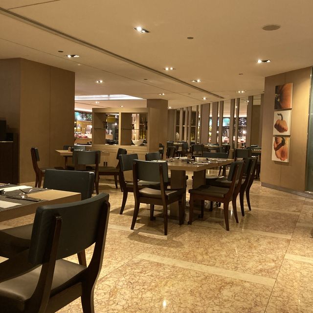 看展覽搵食好去處‼️想吃就吃自助餐 @萬麗咖啡室