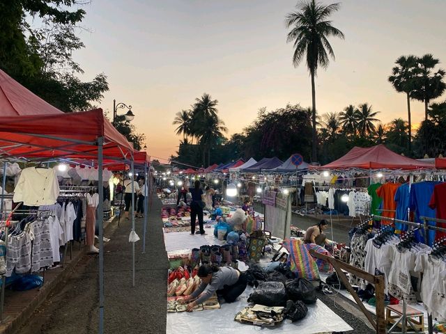 ตลาดมืด ณ หลวงพระบาง ตลาดมืด ณ หลวงพระบาง