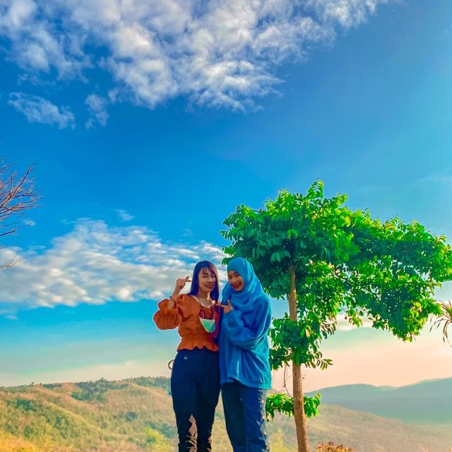 วิวสวยแบบตะโกน ณ ผาเก็บตะวัน