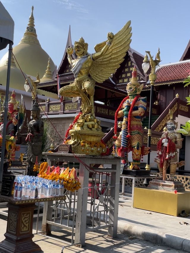 ไหว้ท้าวเวสสุวรรณและพญาครุฑที่วัดโพธิ์ทอง