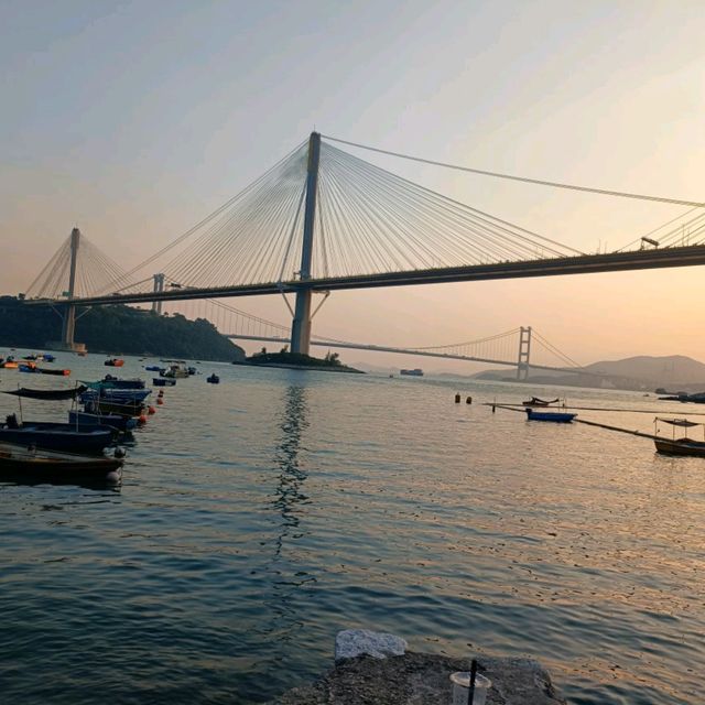 黃昏日落下的汀九橋