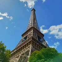 FAMOUS EIFFEL TOWER IN PARIS!
