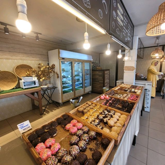 FANCY DOUGHNUTS TO EAT