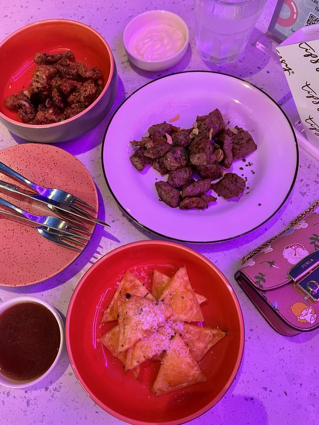 Neon-pink poolside bar-themed restaurant! 🦩💕