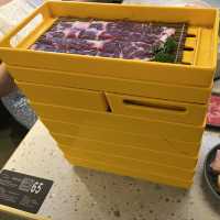舒適闊落。近百款食材之火鍋放題店