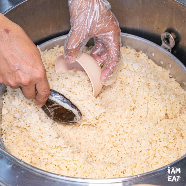 ข้าวมันไก่ให้เยอะคิวยาววววว!