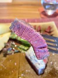 那珂川のせせらぎを背に創作に満ちたお料理が魅力