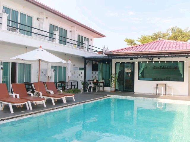มานอนนี่ได้นะ Mee jai Pool view KohLarn 