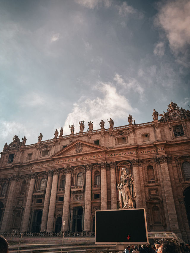 Architectural Majesty of St. Peter's Basilica: A Marvel in Vatican City 🏛️✨