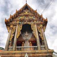 ไหว้พระและชมพุทธศิลป์ปูนปั้น ณ วัดสุทธิวราราม 