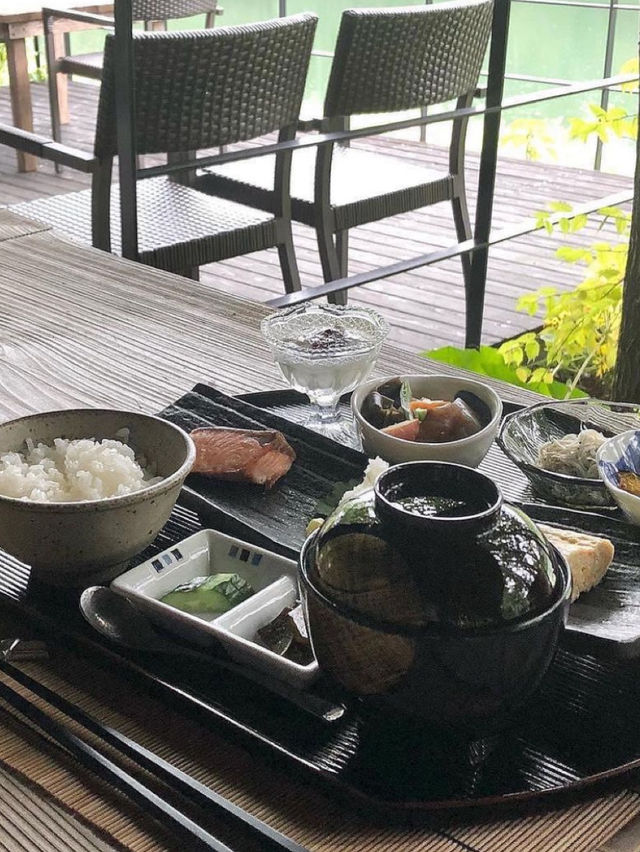 高知 / 湖畔を眺めながらの朝食