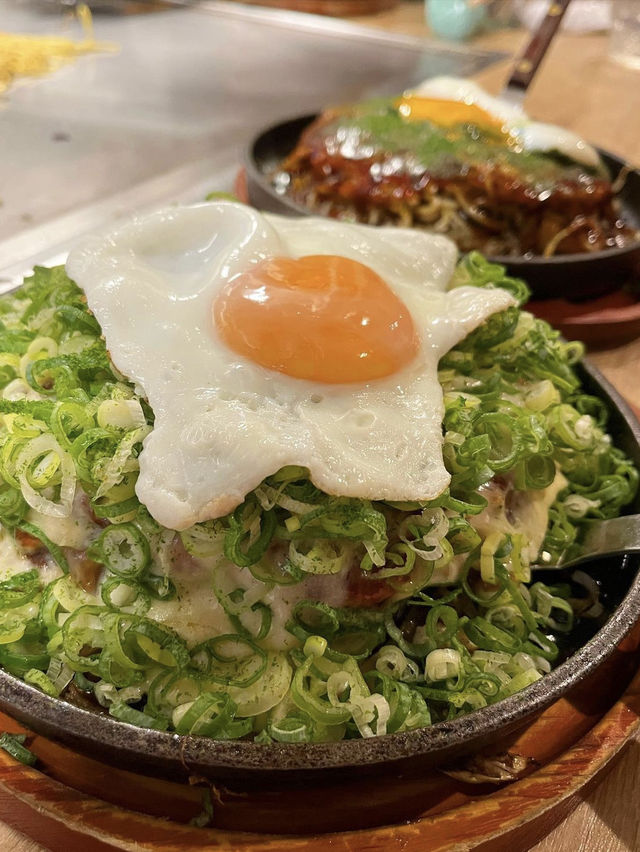【福岡グルメ】目の前で焼かれる熱々お好み焼きが絶品🥢