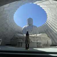모아이 석상과 큰 불상이 있는 Sapporo 성지 두대불전‘Hill of the Buda’