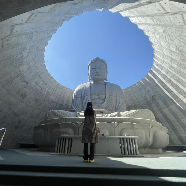 모아이 석상과 큰 불상이 있는 Sapporo 성지 두대불전‘Hill of the Buda’