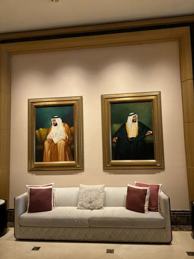 아름다운 호텔로 규모가 상당하고 정교한 아부다비 호텔💙