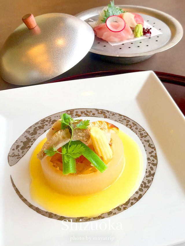 カート運転して広大な敷地を巡ることができるホテル【静岡/伊豆高原】