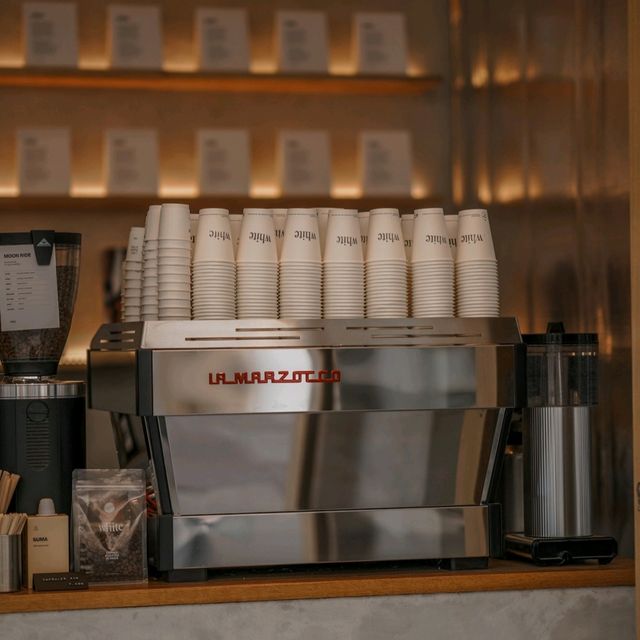 White Coffee  Paris, France ☕🇫🇷Trip in The UK and France Part 22