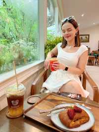 Cafe’ Basket coffee & croissant